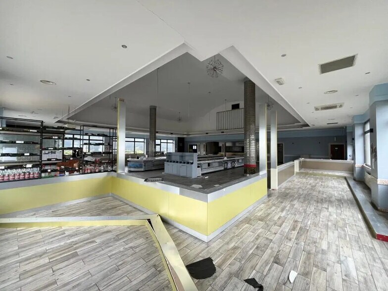 Retail in Rambouillet for lease - Building Photo - Image 2 of 11