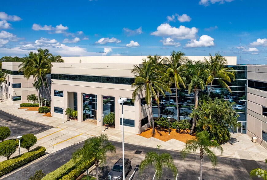 101 Paramount Dr, Sarasota, FL for lease - Building Photo - Image 3 of 19