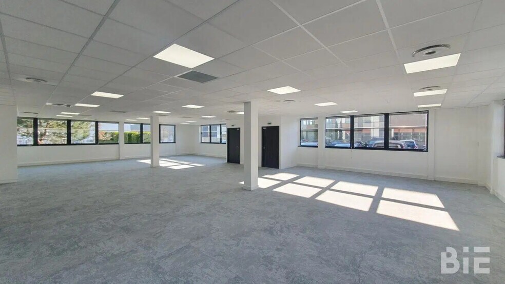 Office in Pessac for lease - Interior Photo - Image 2 of 15