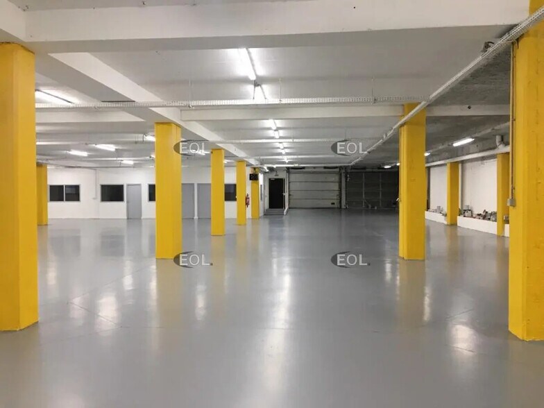 Flex in Créteil for lease - Interior Photo - Image 3 of 5