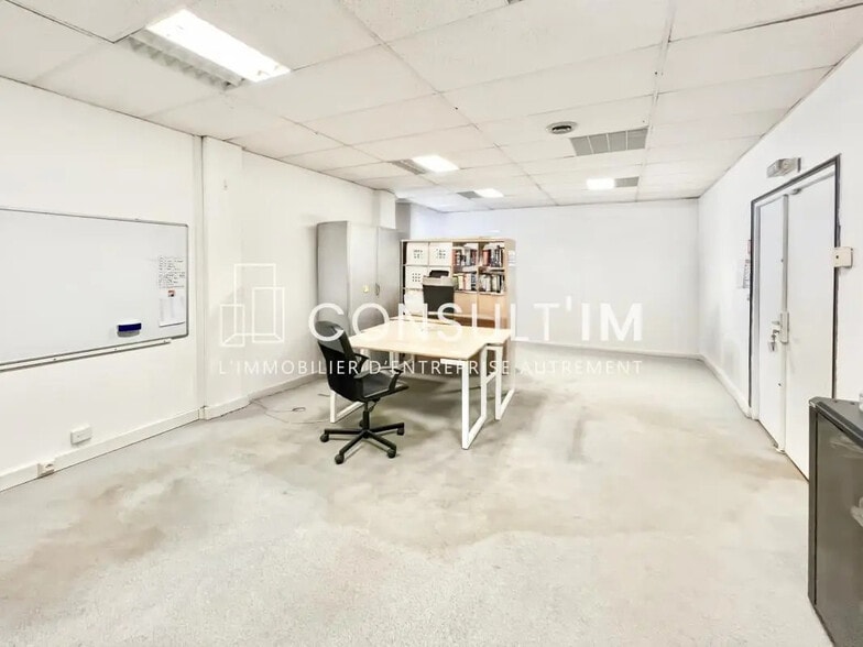Office in Courbevoie for lease - Building Photo - Image 3 of 7