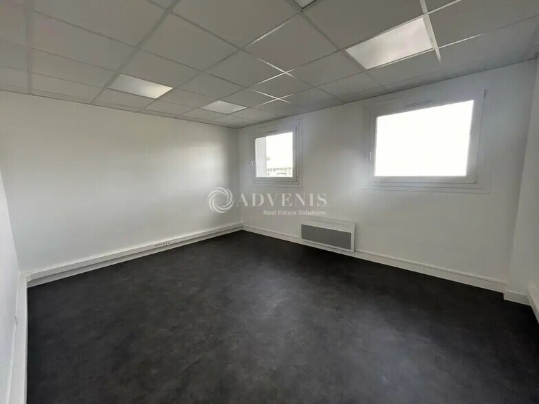 Office in Le Mans for lease - Building Photo - Image 1 of 7