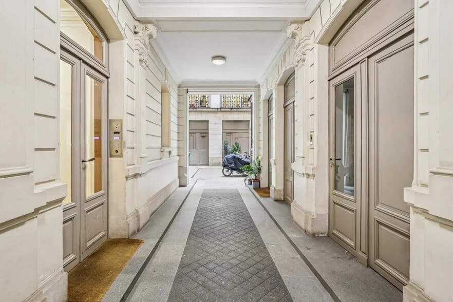 Office in Paris for lease - Lobby - Image 2 of 18