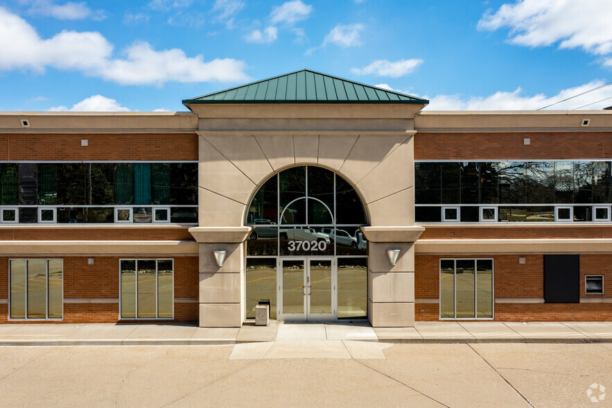 37020 Garfield Rd, Clinton Township, MI for lease - Building Photo - Image 3 of 9