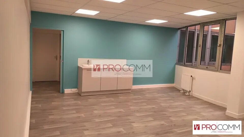 Office in Chartres for lease Interior Photo- Image 1 of 4