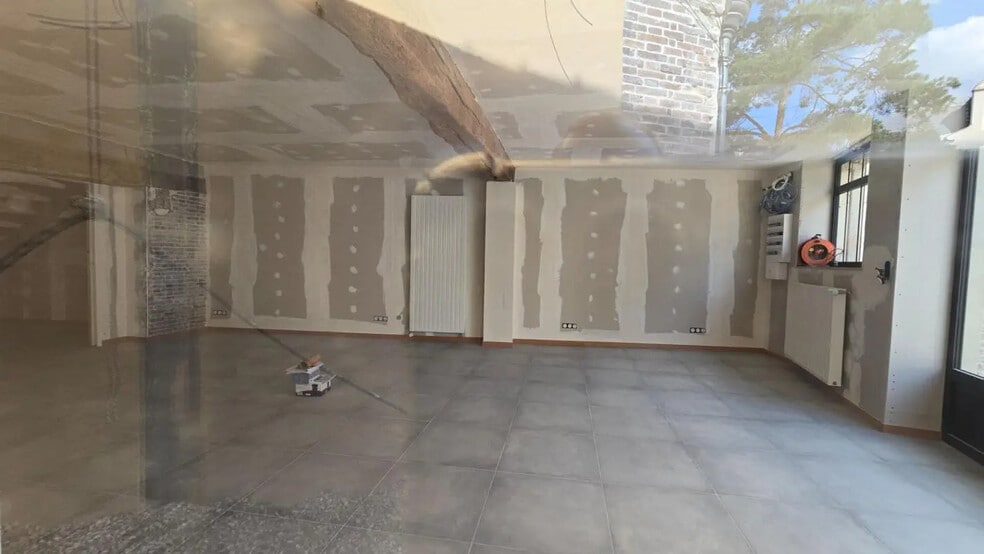 Retail in Dreux for lease - Interior Photo - Image 2 of 9