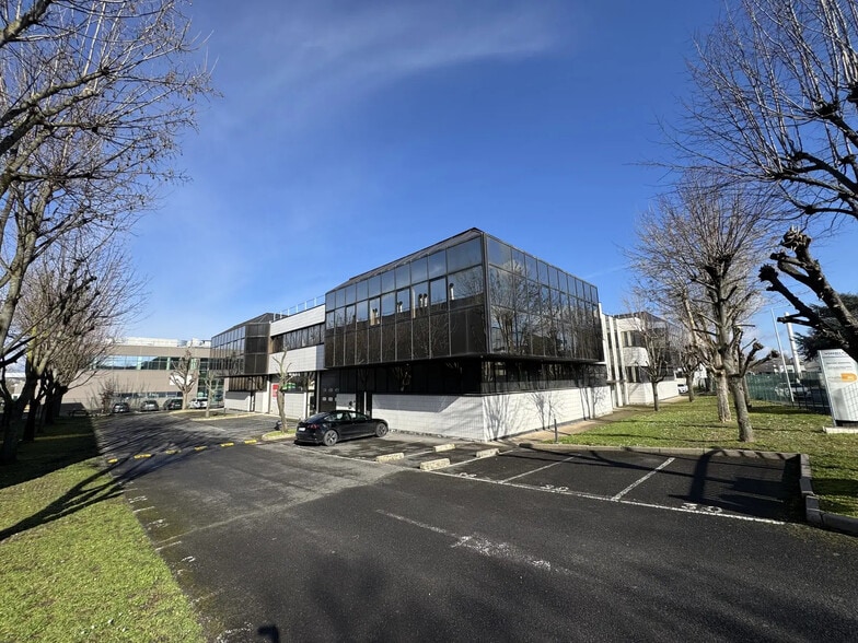 Flex in Nanterre for lease - Building Photo - Image 1 of 10
