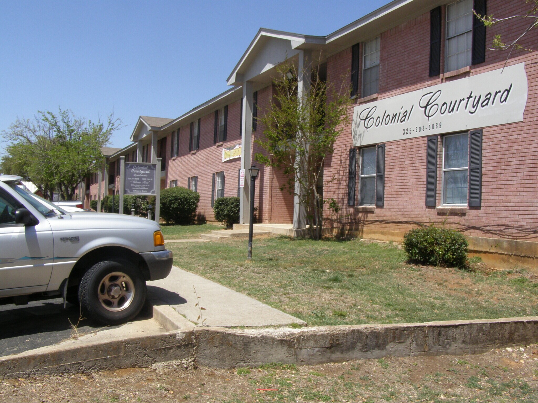 1300 13th St, Brownwood, TX 76801 Colonial Courtyard Apartments