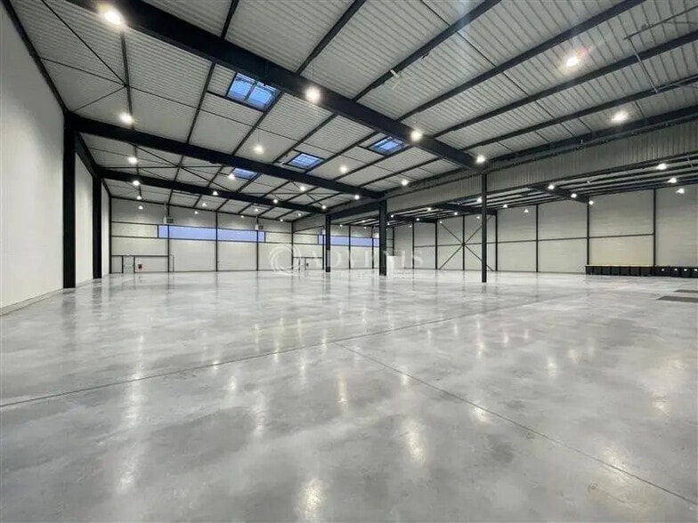Industrial in Le Bourget for lease - Interior Photo - Image 2 of 11