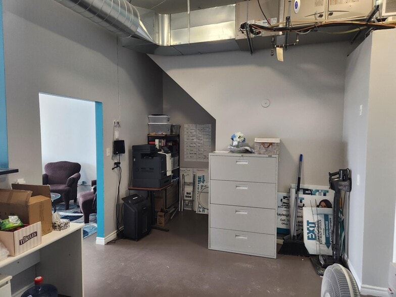 566 Frank Hill Rd, Peterborough, ON for lease - Interior Photo - Image 3 of 8