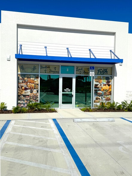 122 Chiquita S Blvd, Cape Coral, FL for lease - Building Photo - Image 3 of 8
