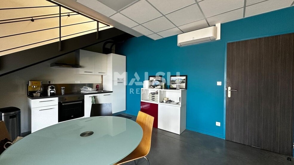 Flex in Gleizé for lease - Interior Photo - Image 3 of 12