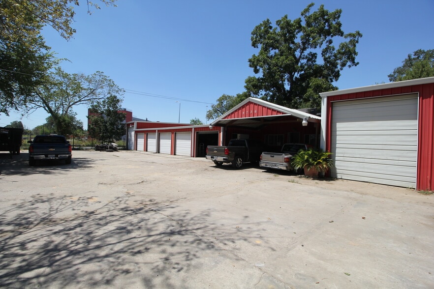 2736 Fennell St, Houston, TX for lease - Building Photo - Image 3 of 4