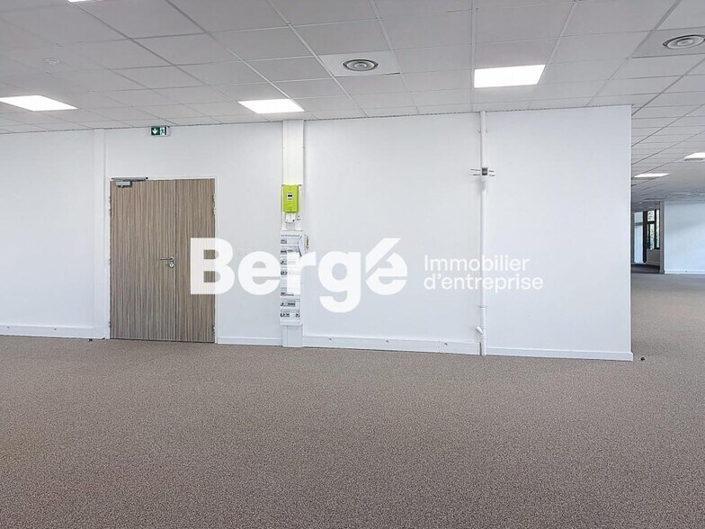 Office in SOPHIA ANTIPOLIS for lease - Building Photo - Image 3 of 15