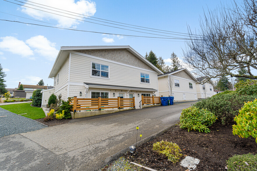 633 Beach Rd, Qualicum Beach, BC for sale - Primary Photo - Image 1 of 50