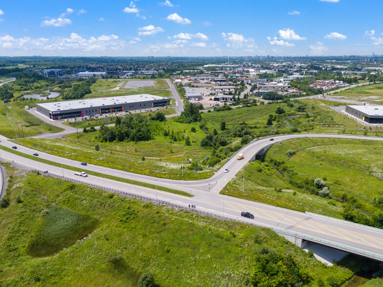 Russell Rd-Building E1, Ottawa, ON for lease - Building Photo - Image 2 of 5