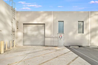 20900 Victory Blvd, Woodland Hills, CA for lease Building Photo- Image 2 of 8