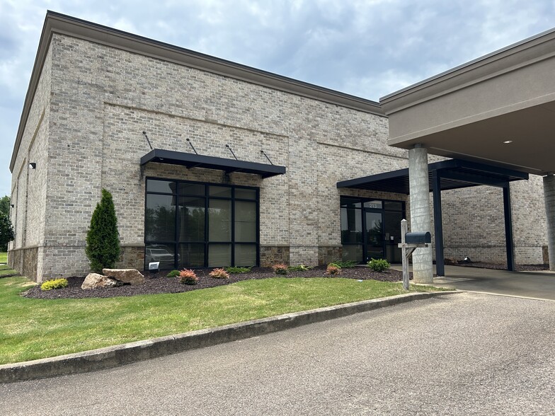 213-221 Sterling Farm Dr, Jackson, TN for lease - Building Photo - Image 1 of 25