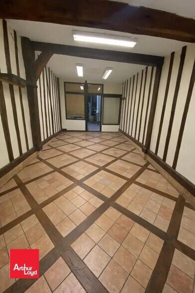 Retail in Chartres for lease - Interior Photo - Image 3 of 4