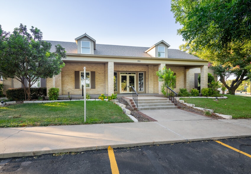 301 N C M Allen Pkwy, San Marcos, TX for lease - Building Photo - Image 1 of 7