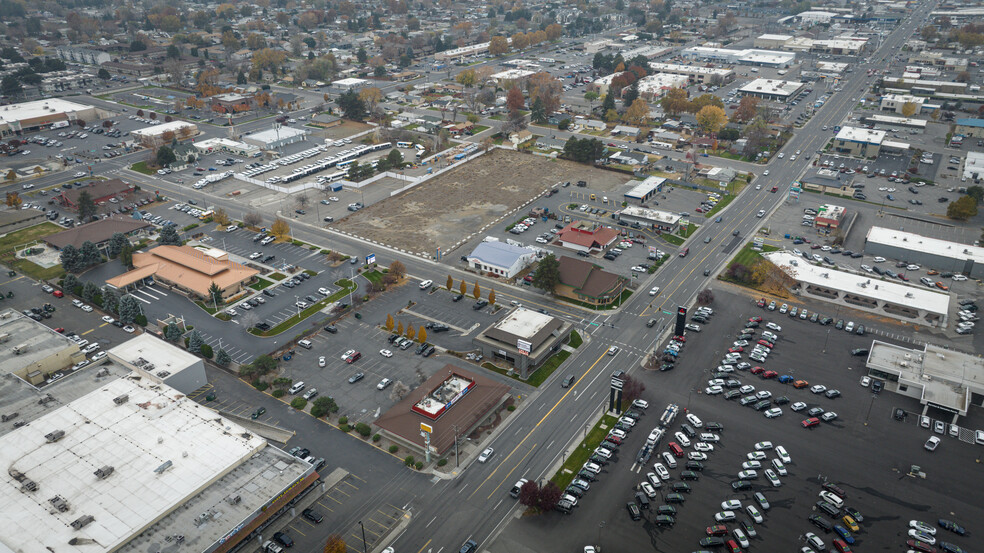 3021 W Clearwater Ave, Kennewick, WA for sale - Building Photo - Image 2 of 17