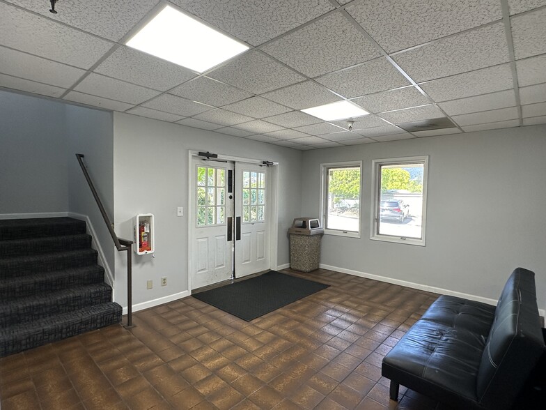 21801 Stevens Creek Blvd, Cupertino, CA for lease - Interior Photo - Image 3 of 20