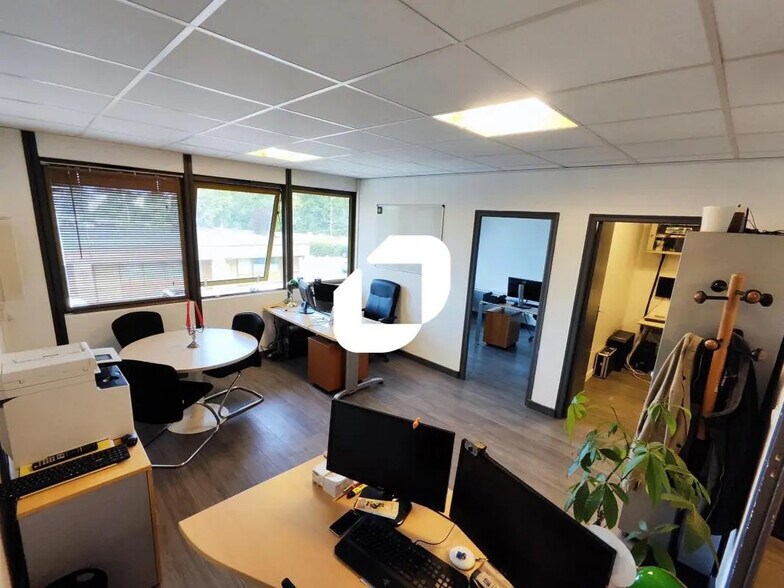 Office in Croissy-Beaubourg for lease - Interior Photo - Image 1 of 5
