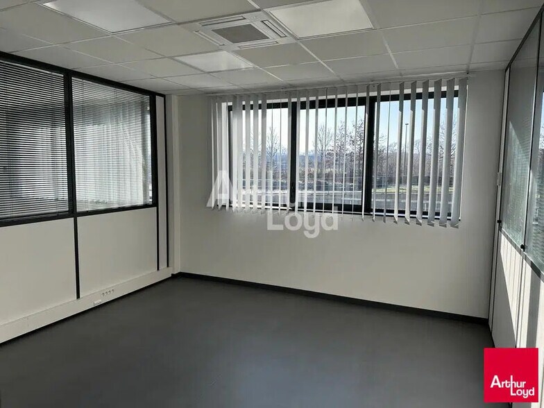 Flex in Saint-Jacques-de-la-Lande for lease - Interior Photo - Image 3 of 5