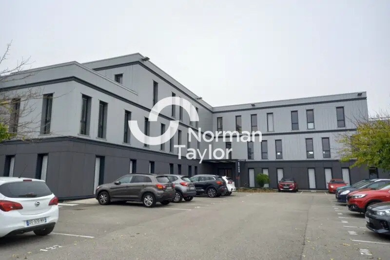 Office in Pusignan for lease - Building Photo - Image 1 of 12