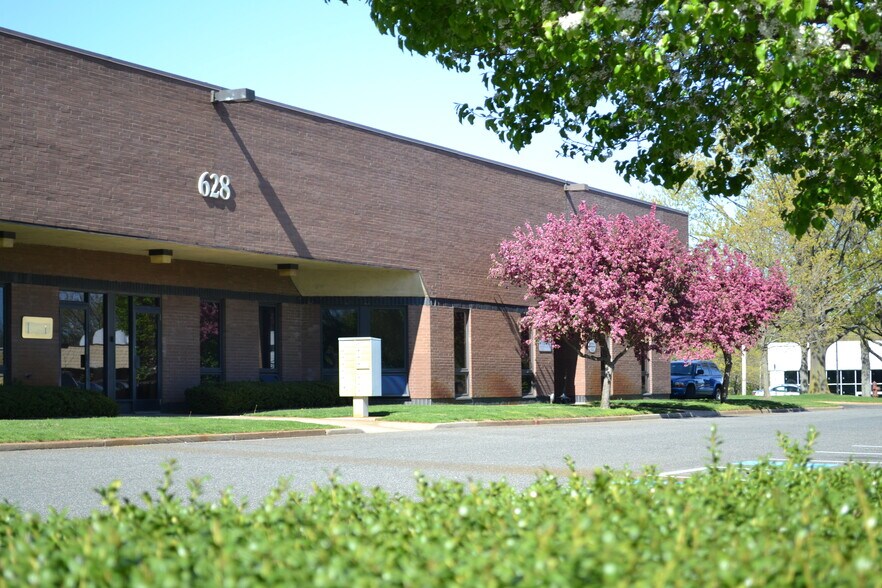 628 Shrewsbury Ave, Tinton Falls, NJ 07701