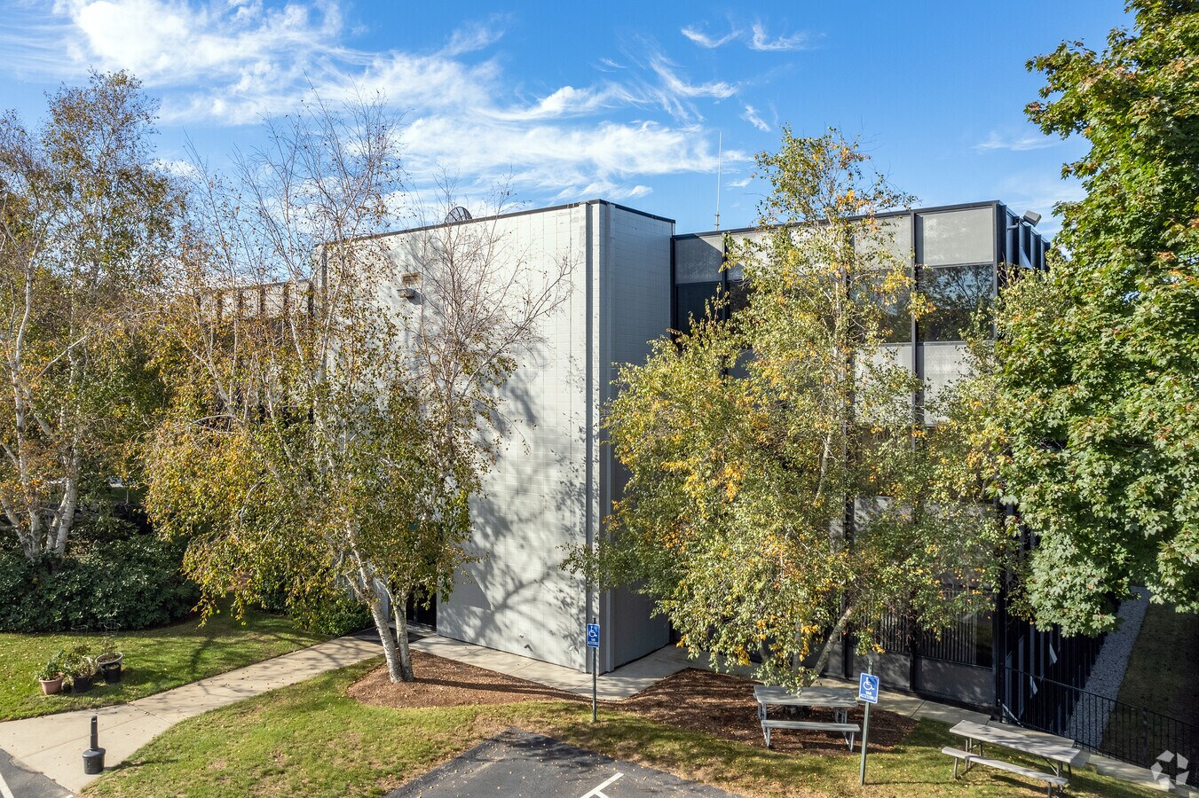 3060 Quaker Ln, Warwick, RI 02886