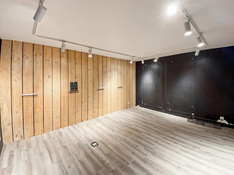 Retail in Paris for lease - Building Photo - Image 3 of 6