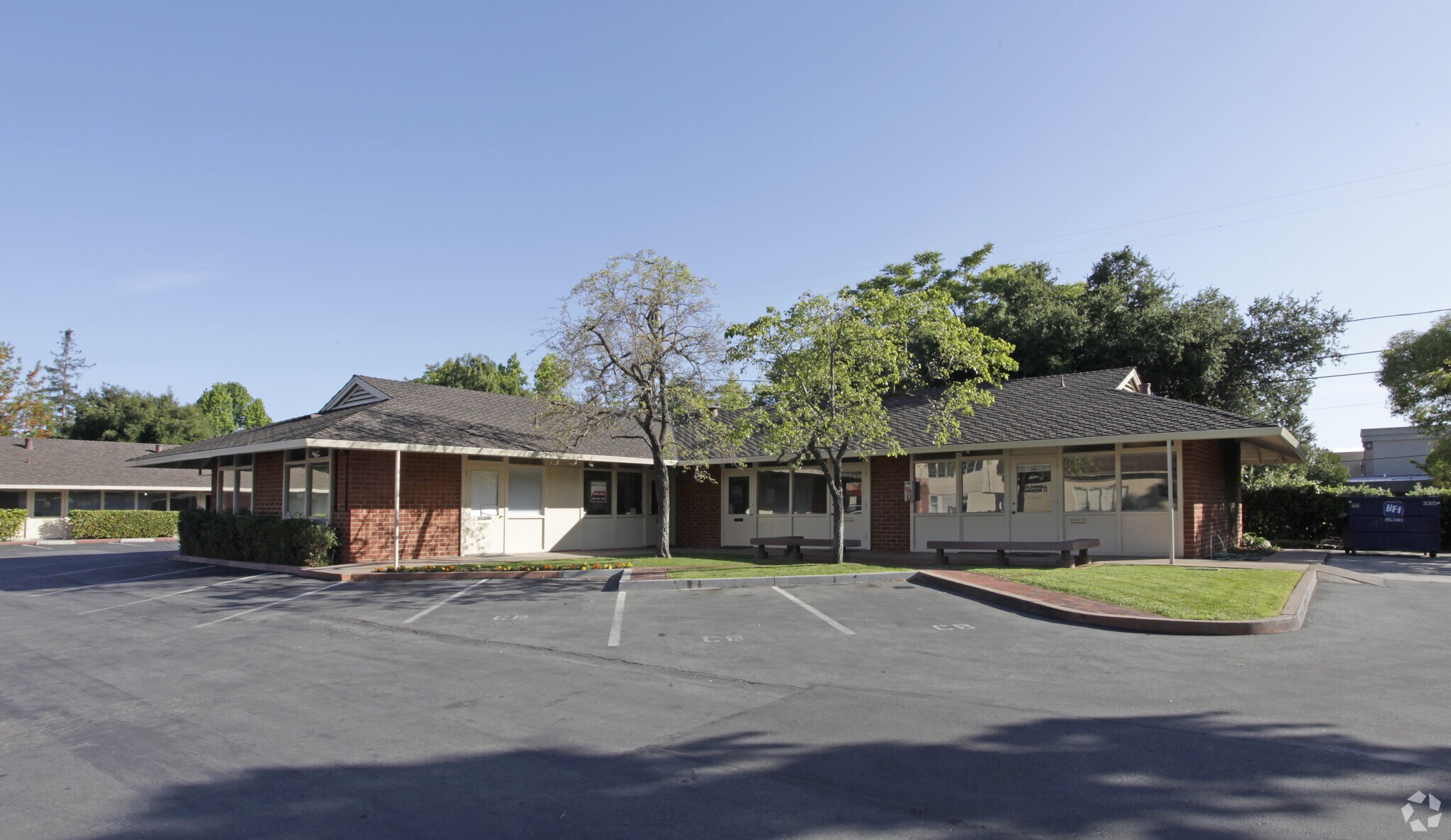 932 Santa Cruz Ave, Menlo Park, CA for lease Primary Photo- Image 1 of 3