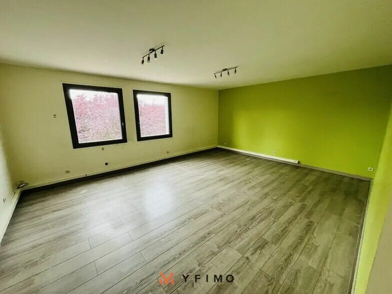 Retail in Vernouillet for lease - Interior Photo - Image 3 of 4