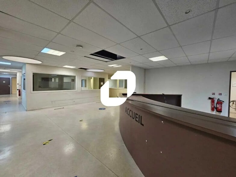 Retail in Paris for lease - Interior Photo - Image 1 of 14