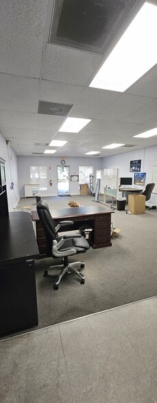 1076 Business Ln, Naples, FL for lease - Building Photo - Image 3 of 11