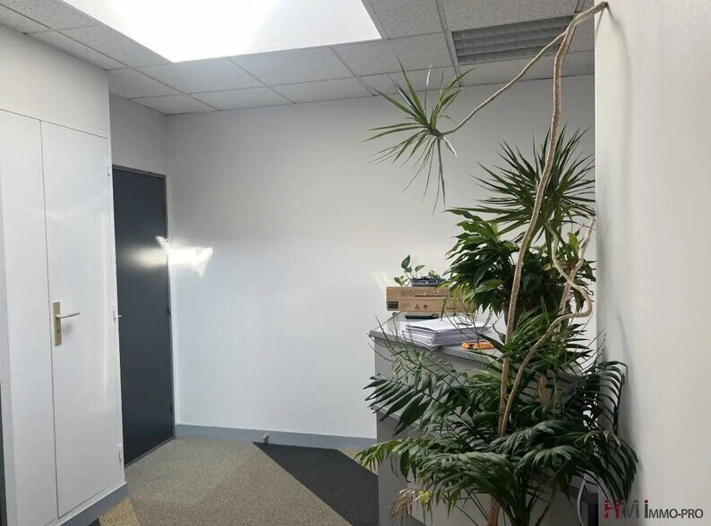 Office in Mont-Saint-Aignan for lease - Interior Photo - Image 2 of 4