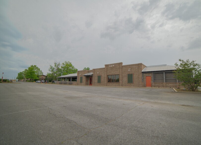 395 Cox Creek Pky, Florence, AL for sale - Building Photo - Image 1 of 1