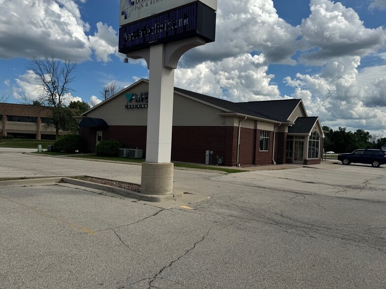 2411 Holmgren Way, Green Bay, WI for lease - Building Photo - Image 3 of 58