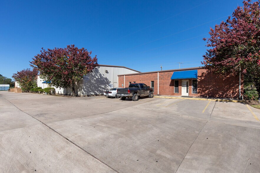 1302 S Cherry St, Tomball, TX 77375