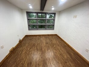 122 Green Bay Rd, Thiensville, WI for lease Interior Photo- Image 2 of 3