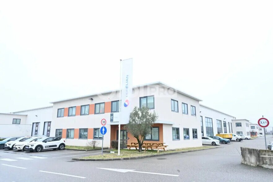 Office in Meyzieu for lease - Building Photo - Image 1 of 3