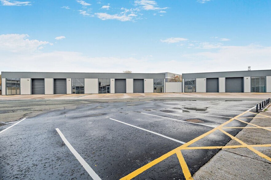 Severnside Trading Estate, Manchester for lease - Building Photo - Image 3 of 12