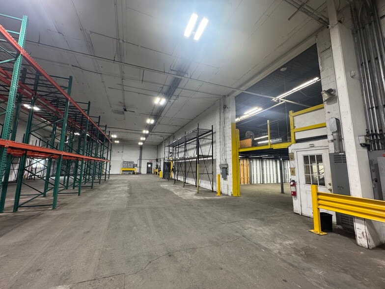 12 Wisconsin Ct, Bay Shore, NY for lease - Building Photo - Image 2 of 12