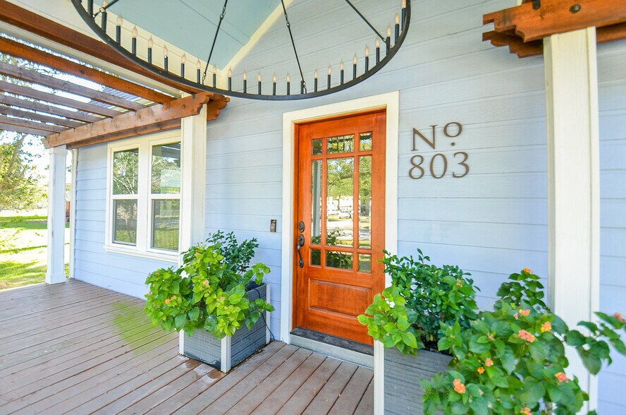 803 Austin St, Richmond, TX for lease - Building Photo - Image 2 of 12