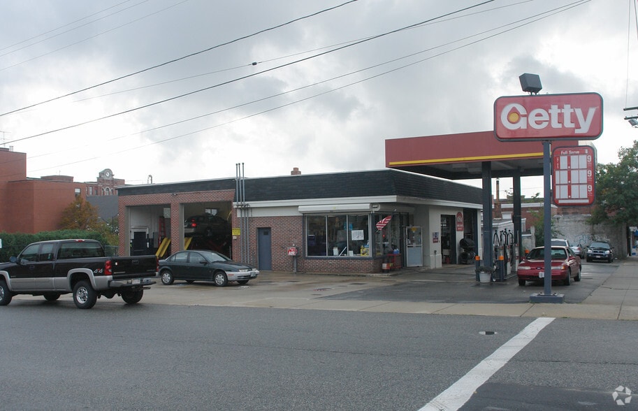 37 Newbury St, Lawrence, MA 01840