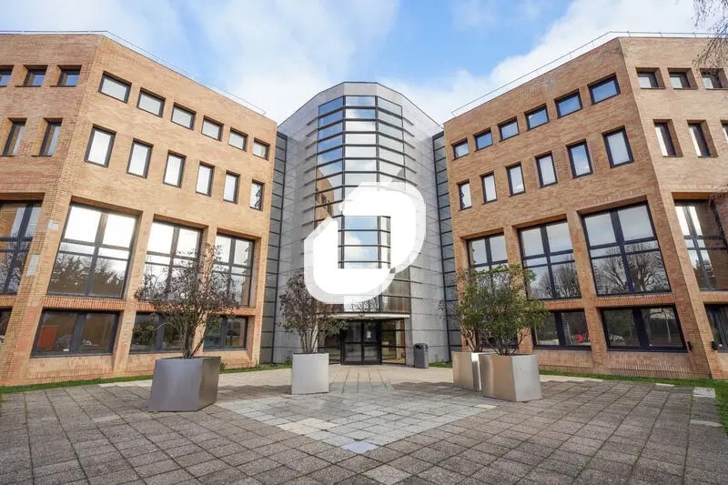 Office in Le Pecq for lease - Building Photo - Image 1 of 14