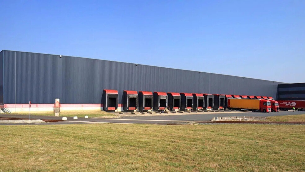 Val De Loire, Meung-sur-Loire for lease - Building Photo - Image 3 of 5