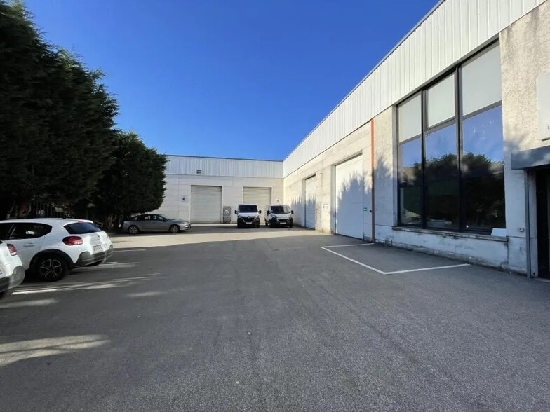 Office in Lesquin for lease - Building Photo - Image 2 of 12