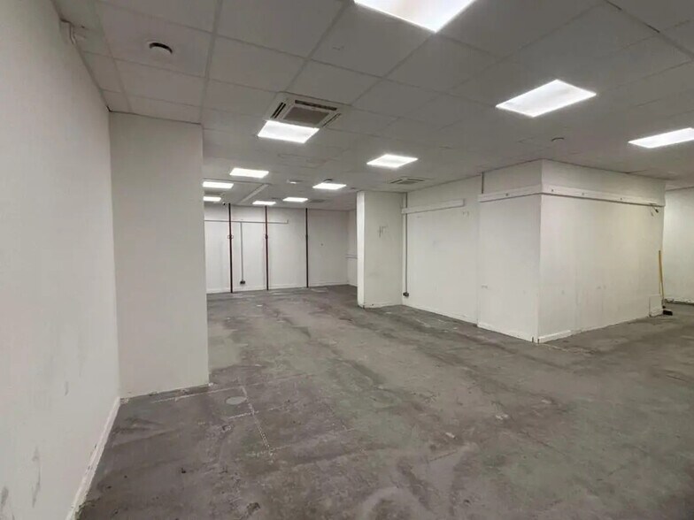 Industrial in Marseille for lease - Interior Photo - Image 2 of 6